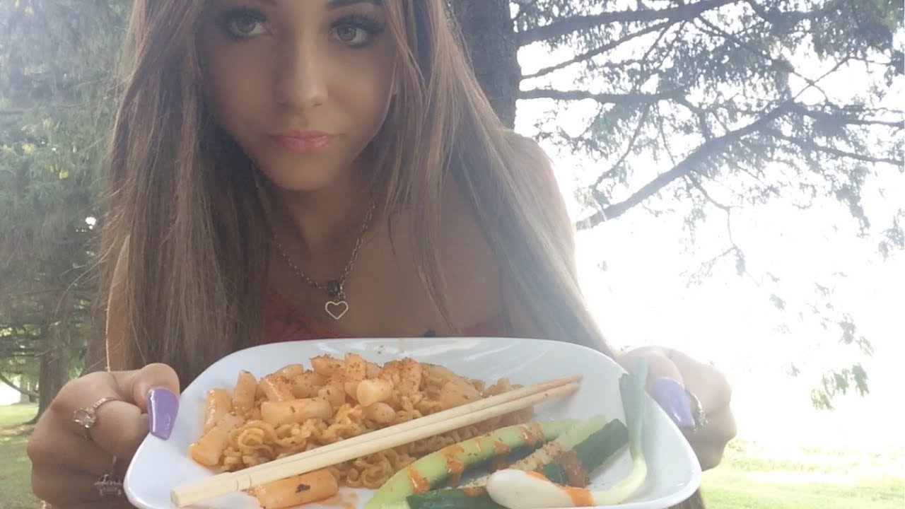 ASMR EATING RICE CAKE SPICY RAMEN