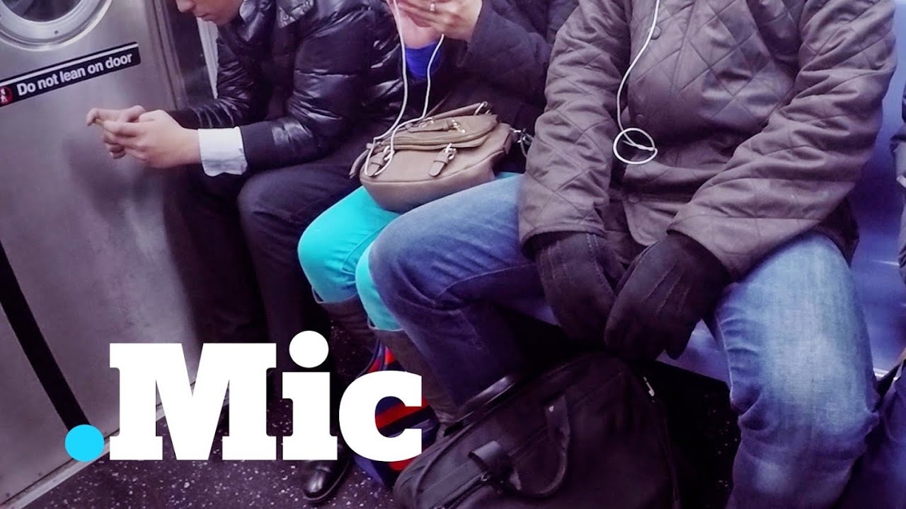 Нью-йоркское метро: что происходит, когда женщина «растягивает ноги»