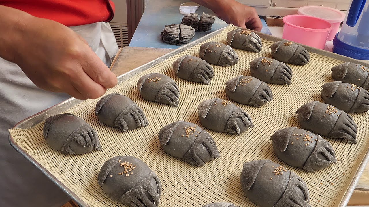 squid ink bread / 오징어 먹물 빵 / korean street food