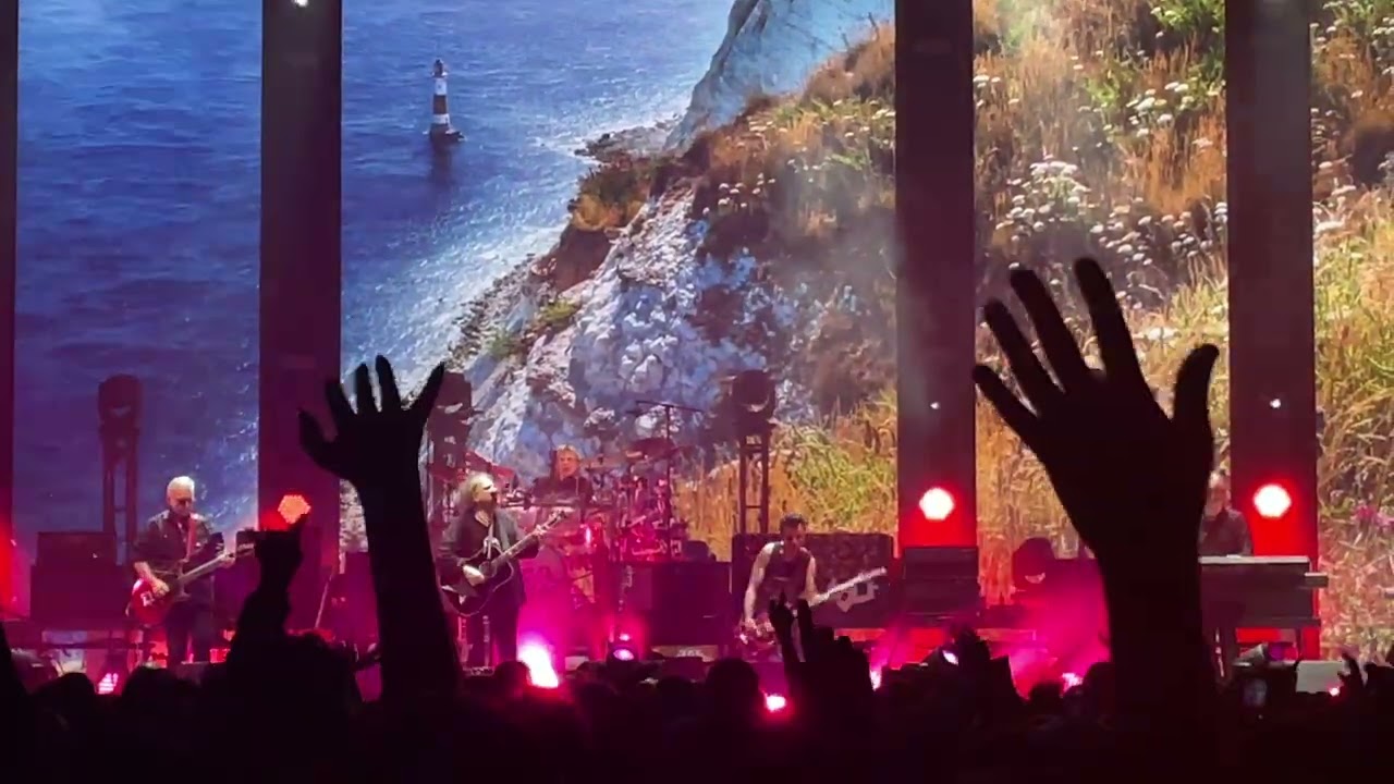 The Cure - Just Like Heaven LIVE @ First Direct Arena 06/12/2022