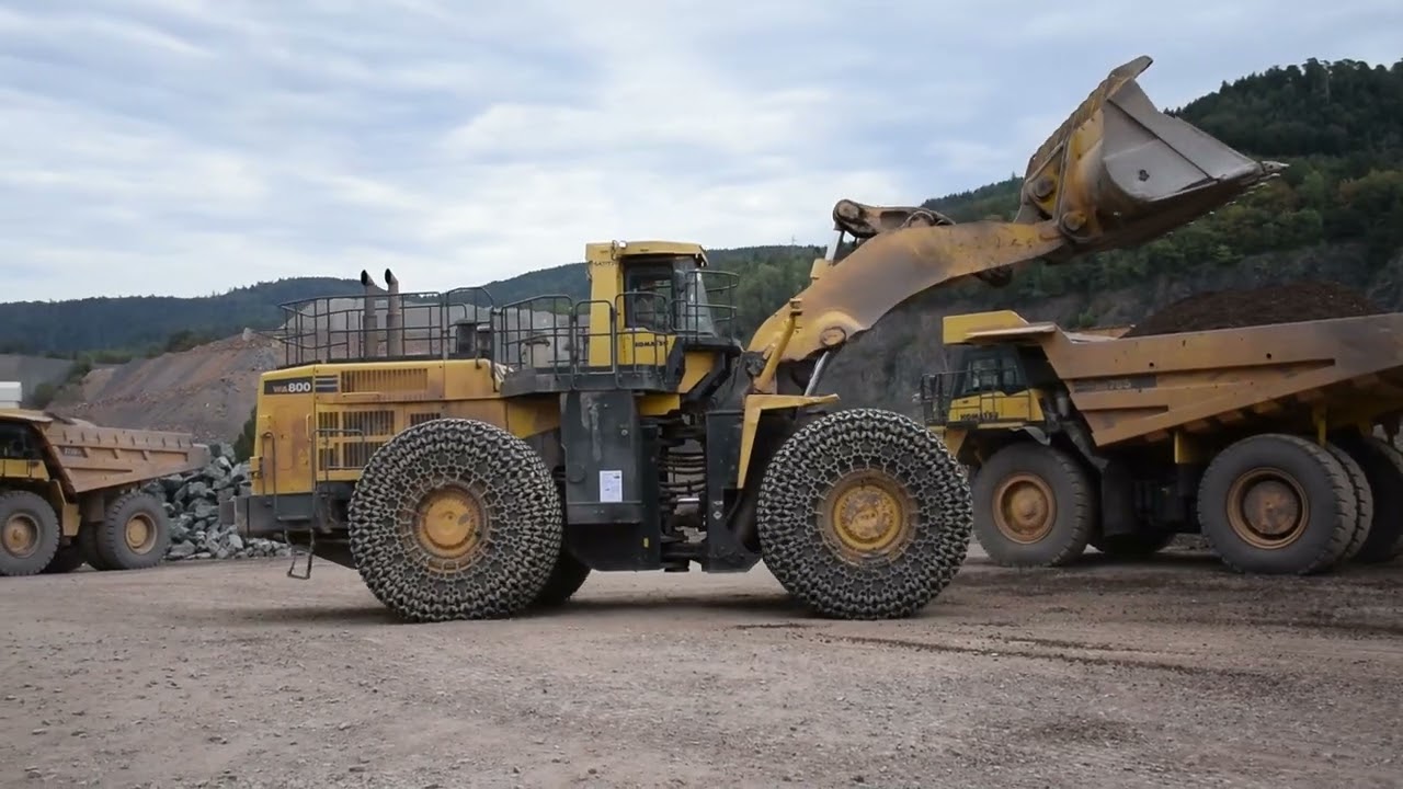 Komatsu WA800 loading HD785 - Carrière Raon l'Etape CMNE COLAS
