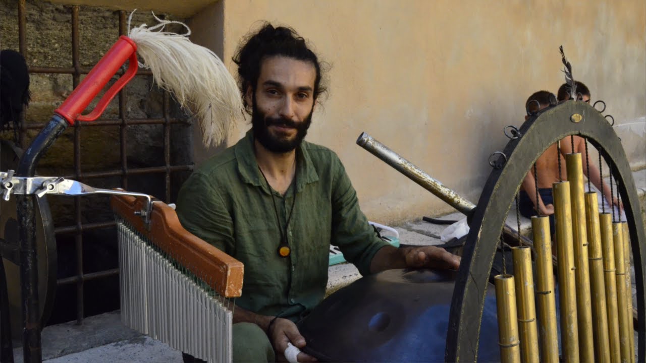 Alessandro Scintu, artista di strada polistrumentista, suona nel centro storico di Calcata