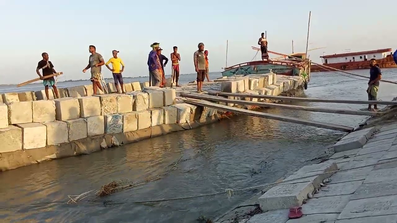 অভিনব পদ্ধতিতে ট্রলারে ভারি পাথর উত্তোলন।