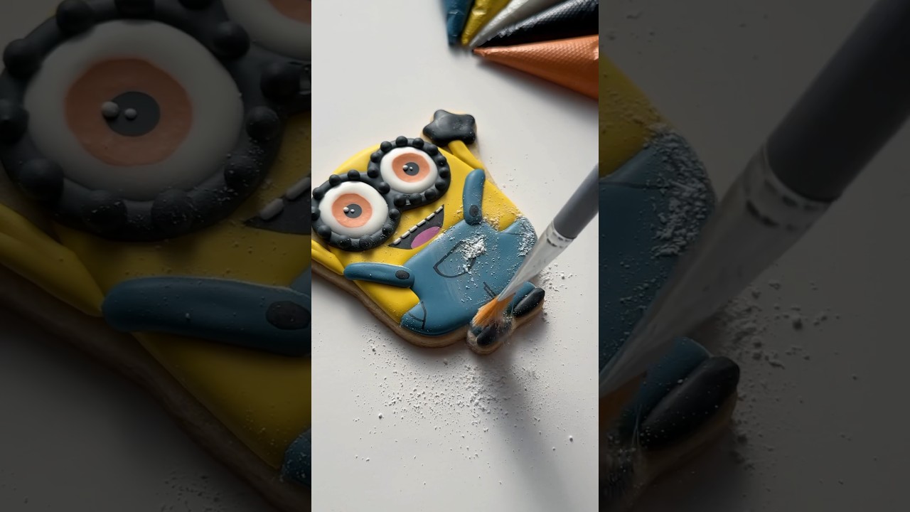 Minion cookie💛🍌 recipes and supplies linked in my bio #cookiedecorating #oddlysatisfying #asmr