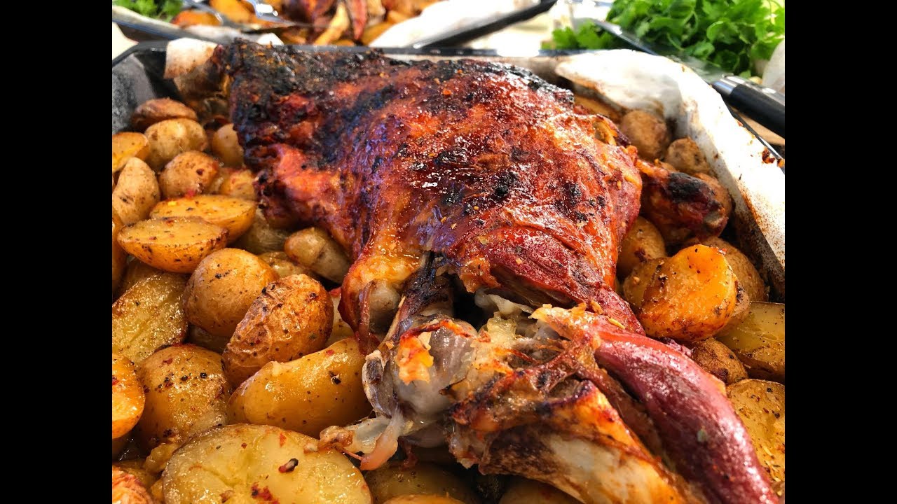 Πασχαλινό αρνίσιο μπούτι στο φούρνο με τζατζίκι από τον Λάμπρο Βακιάρο!