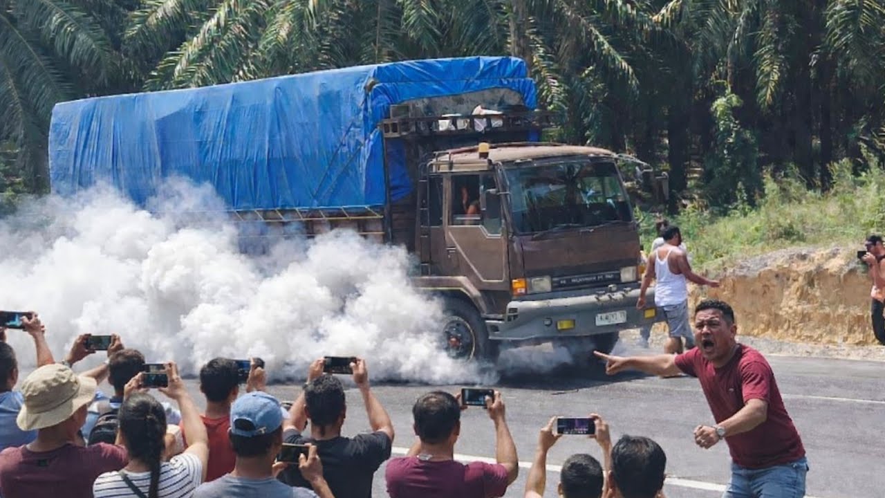 Brutal❗ Truk Dipaksa Nanjak, Ban Mengepul Kayak Kebakaran #viral #truck 
