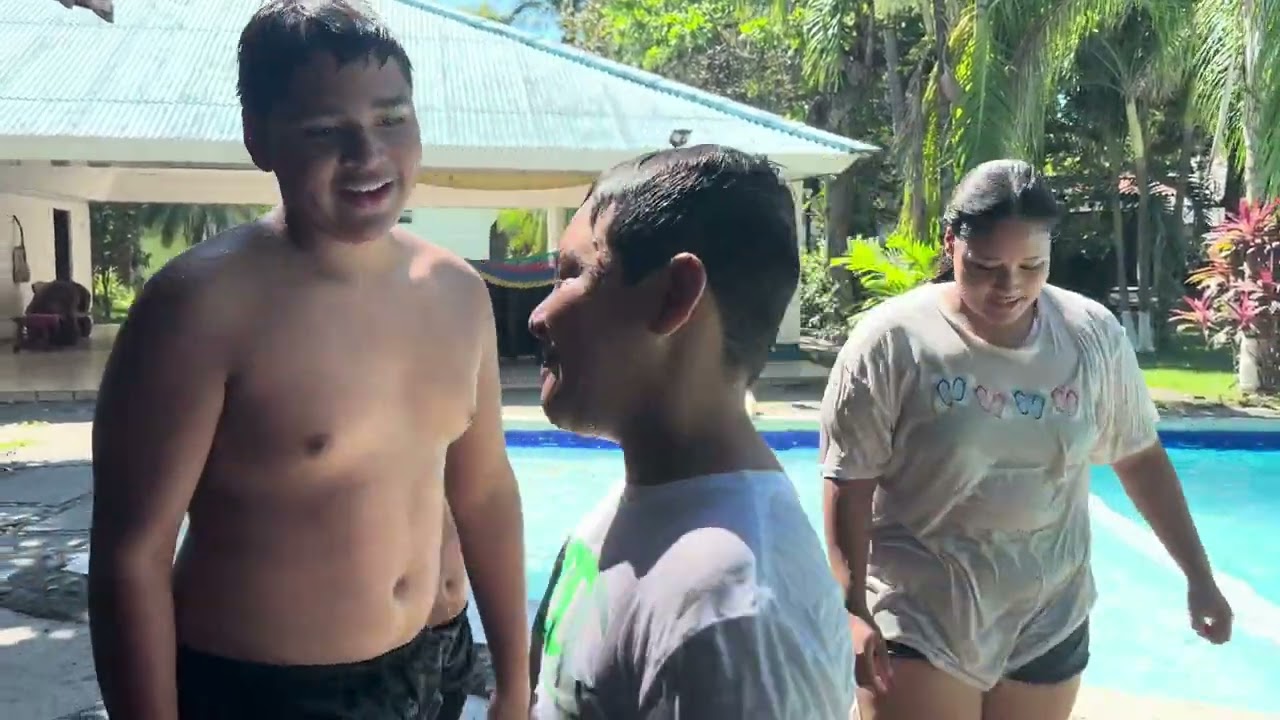 Haciendo retos en la piscina? 🏊🥵🤣￼