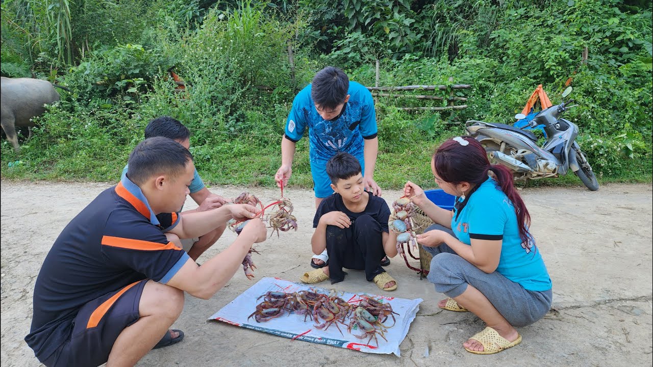FULL Video: The Orphan Boy earns a living by catching crabs, picking fruits and vegetables to sell