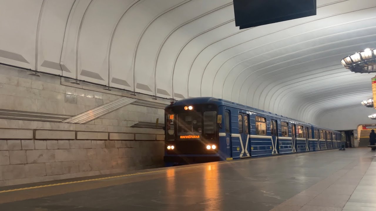 Электропоезд 81-717/714 (ЛВЗ) «Подстекольник» на станции Тракторный завод Автозаводской линии