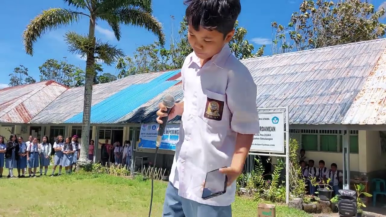 Seorang Anak , Alboiman Sinaga Siswa SMA 1 D.Pardamean Menyanyikan Tarpaima dengan Nada Tinggi.