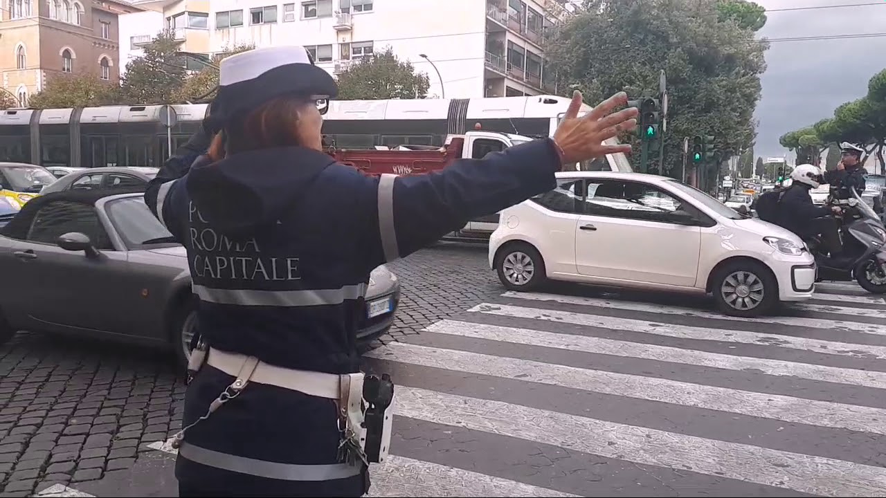 Polizia Roma Capitale, Vigilessa che dirige il Traffico di Roma