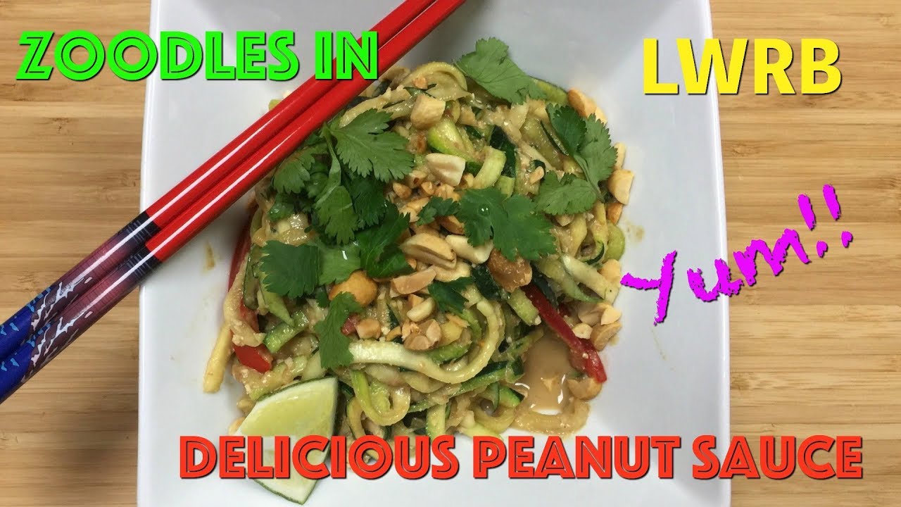 Vegan Meal Prep: Zoodles in Delicious Peanut Sauce!