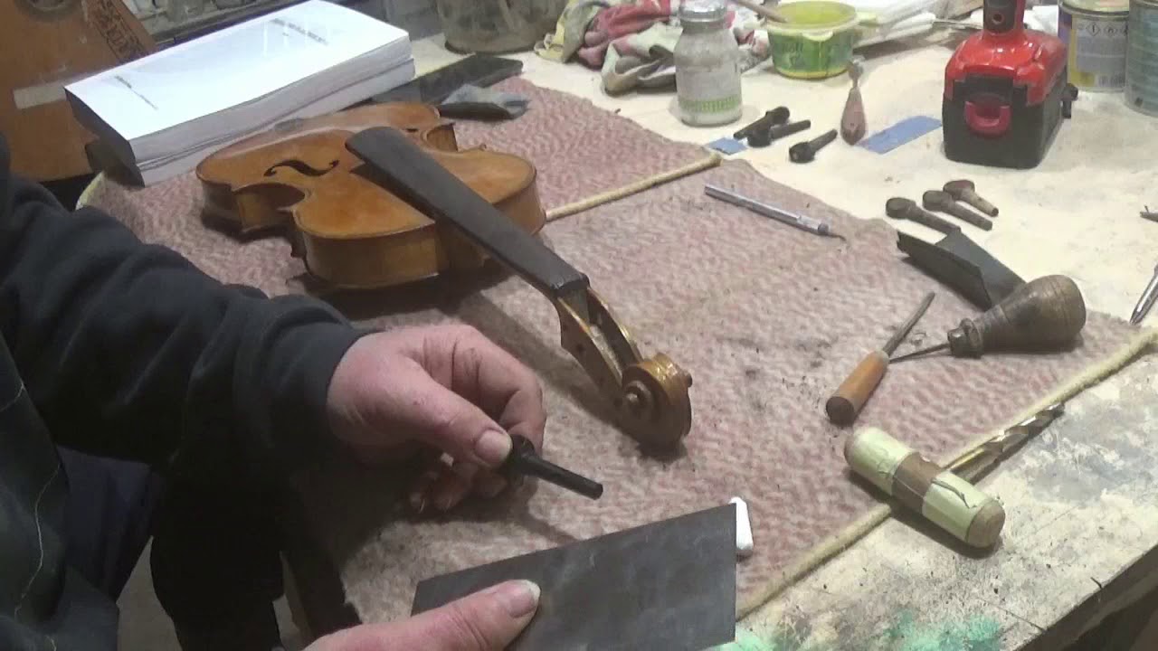 Ajustado de clavijas de violín antiguo