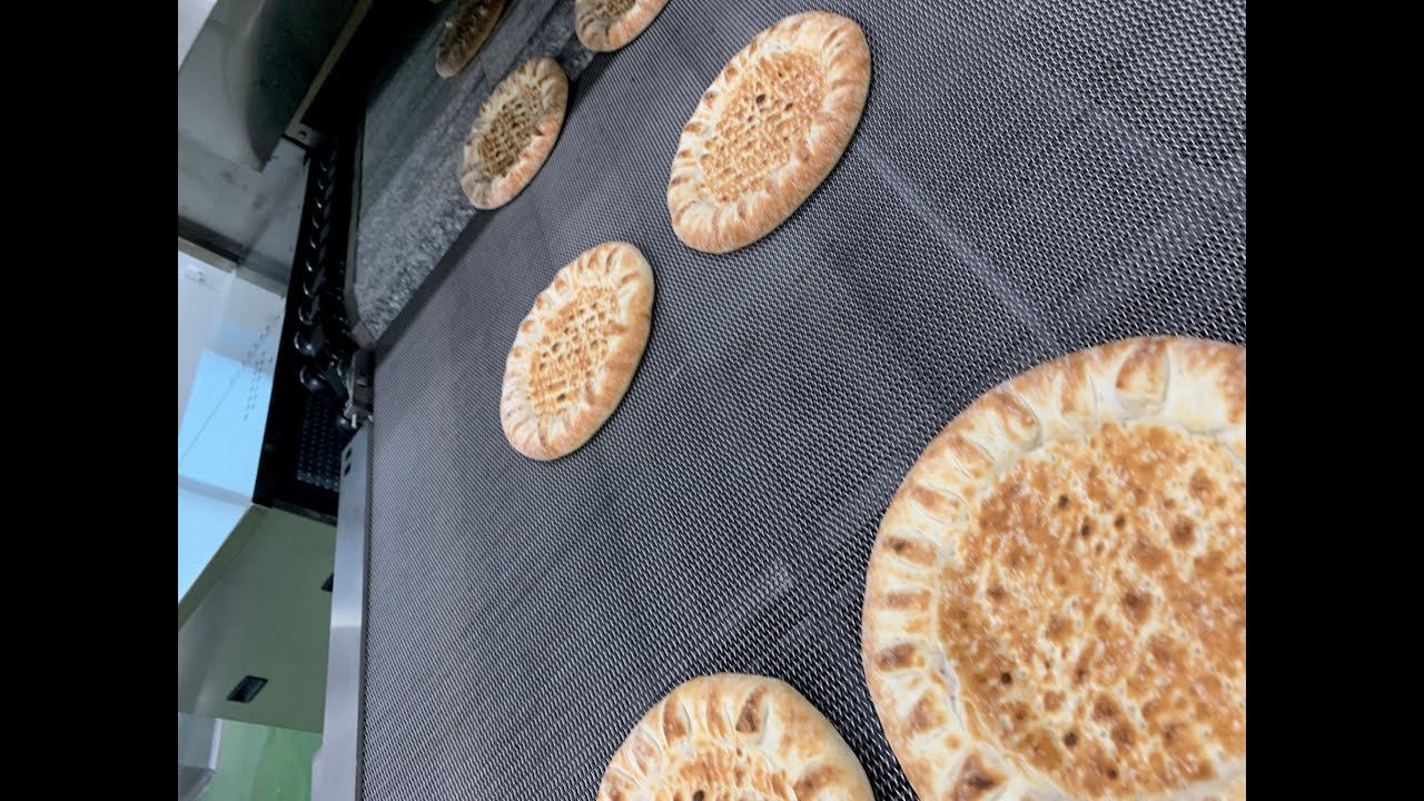 Cheese stuffed edge pizza machine