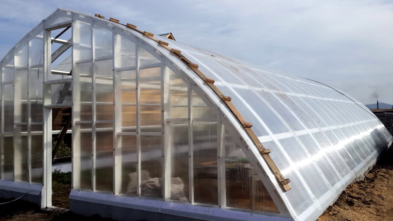 Арочная теплица из дерева./ Arched wooden greenhouse.
