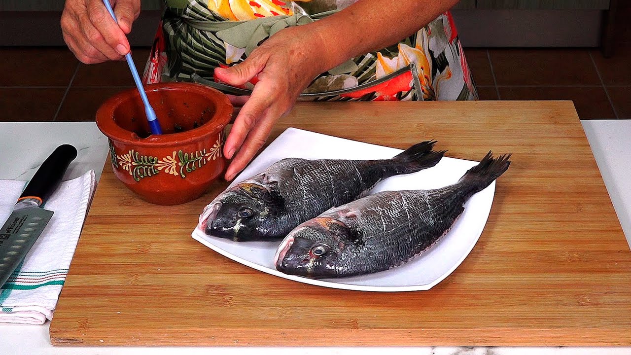 LA MEJOR RECETA DE PESCADO AL HORNO FÁCIL. Queda un pescado muy jugoso y con un sabor Increíble.