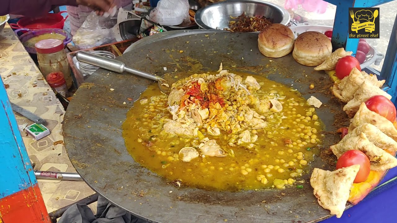 चटपटी चाट। CHATPATI CHAAT || SPICY || SAMOSA & MUTTER CHAAT || INDIAN STREET CHEF || @ RS. 20/- ONLY