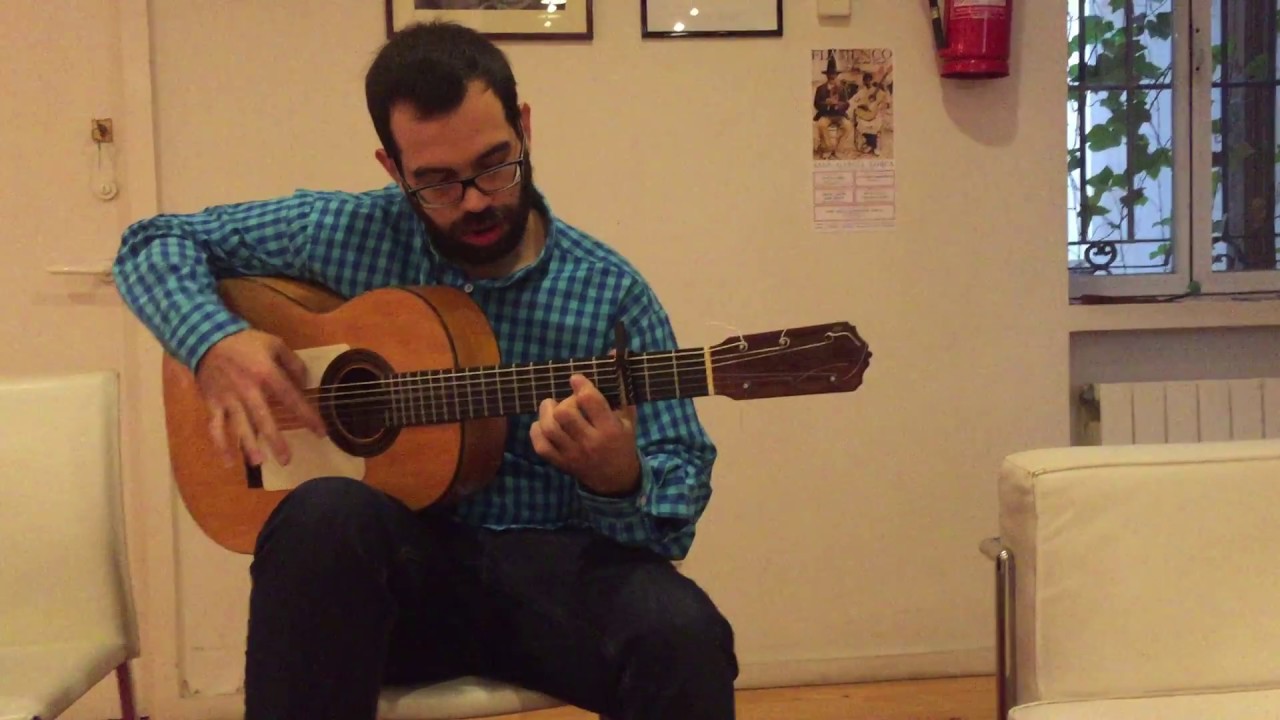 Felipe Conde - Javier Conde tocando una guitarra Esteso de 1930