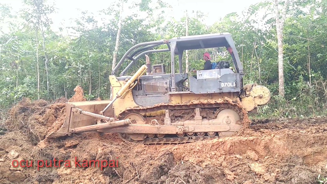Menumbang..!!! Membersihkan dan meratakan tanah: Bulldozer Komatsu D70LE