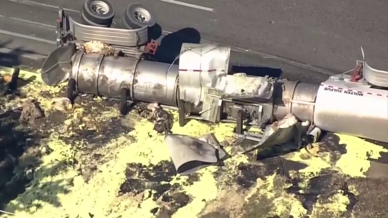 Overturned 18-wheeler spill molten sulfur on Texas roadway