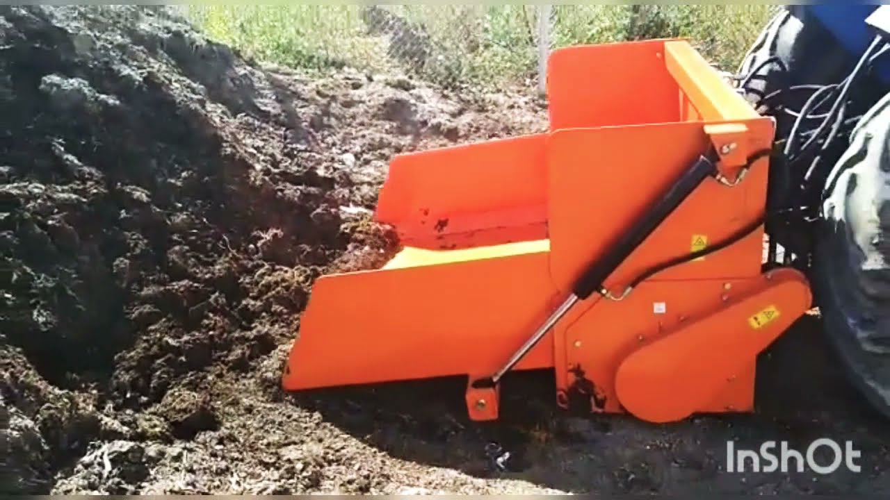 Shaktiman compost spreader Using New Holland 7500(75hp)