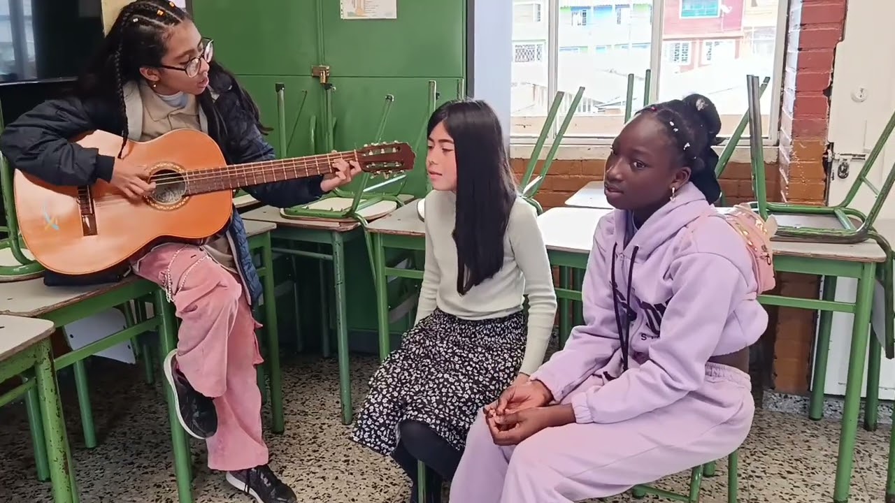 Celebramos tu cumpleaños con esta  melodía-_-AKT