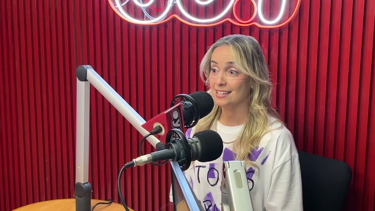 Indi C en la cabina para platicar sobre 