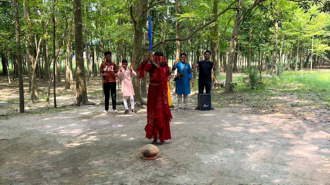গ্রামবাংলার ঐতিহ্যবাহী চোঁখ বেধে পাতিল ভাঙ্গার খেলা আর শিল্পিদের গানের মেলা। কে হবে বিজয়ী দেখুন ?