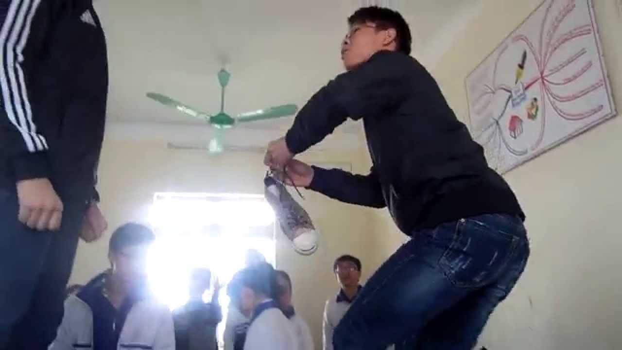 treo giày lên quạt trần :)) (F10-14)