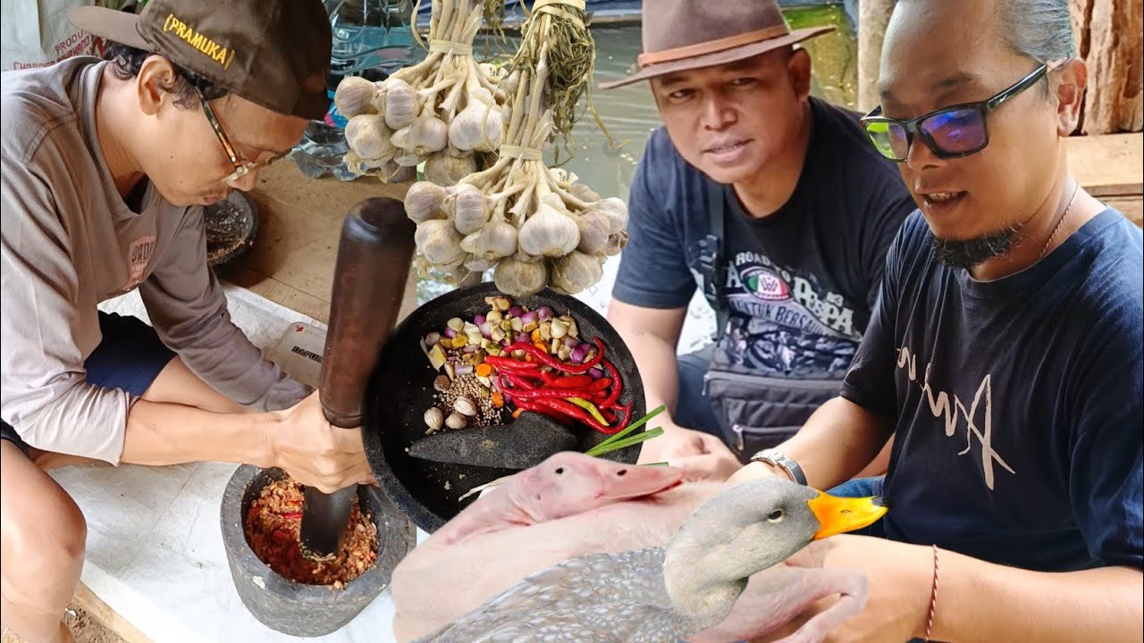 KEDATANGAN TAMU IKUT BANTU MASAK GULAI BEBEK, RAME RAME KROYOKAN MAKAN BERSAMA