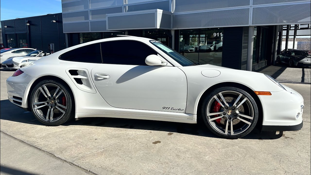 Porsche 911 Turbo 2011 года выпуска. Цвет: белый Carrera.