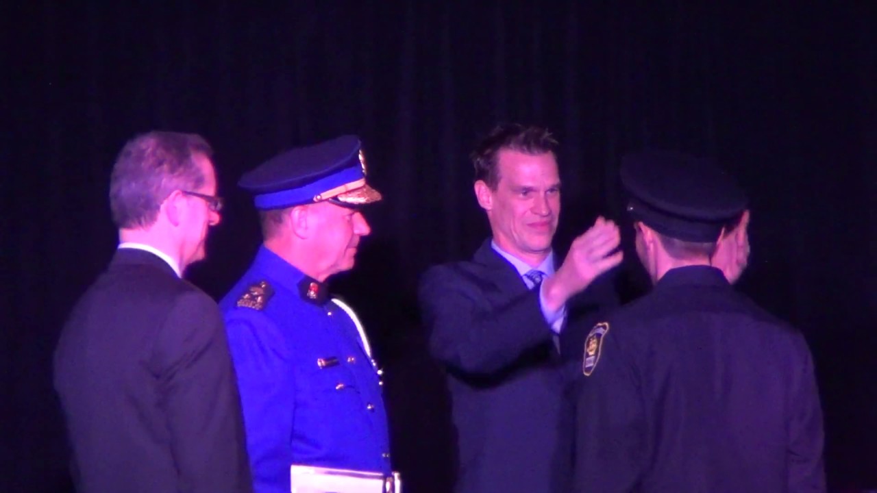 C&eacute;r&eacute;monie d'assermentation des recrues et remise de mention d'honneur.