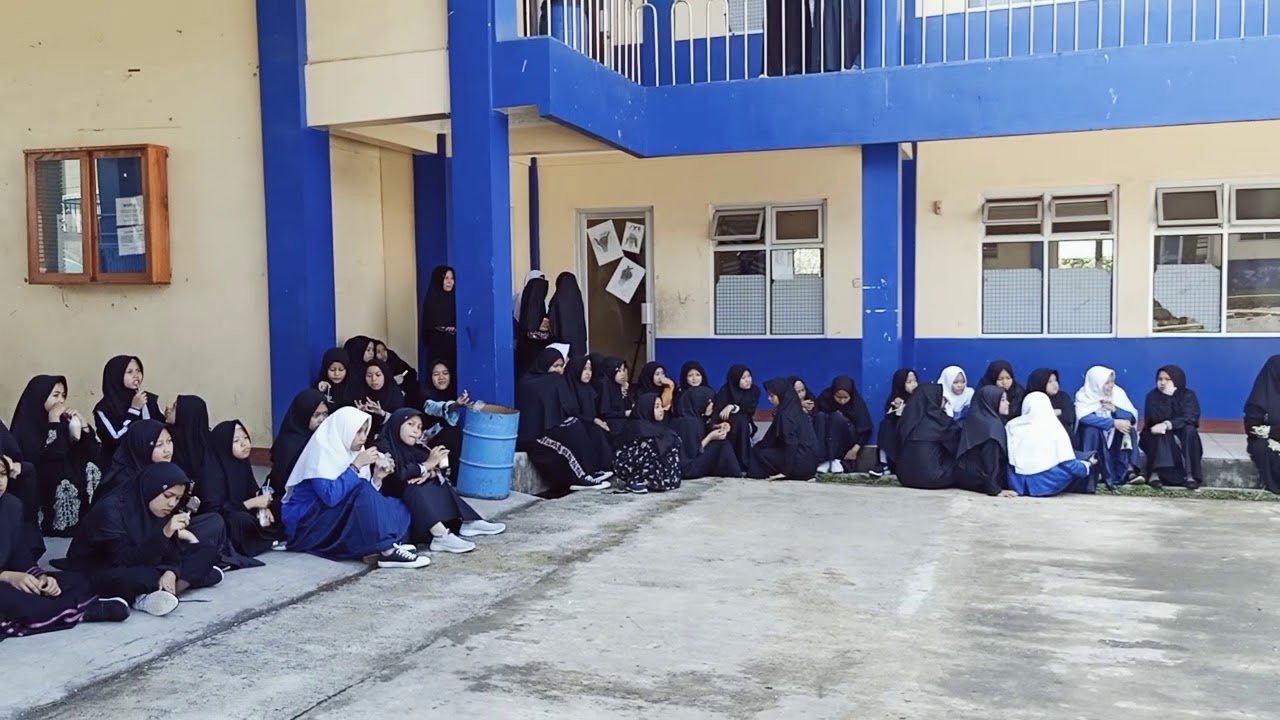 Siswi SMP Al-Masyhad Unjuk Hadroh