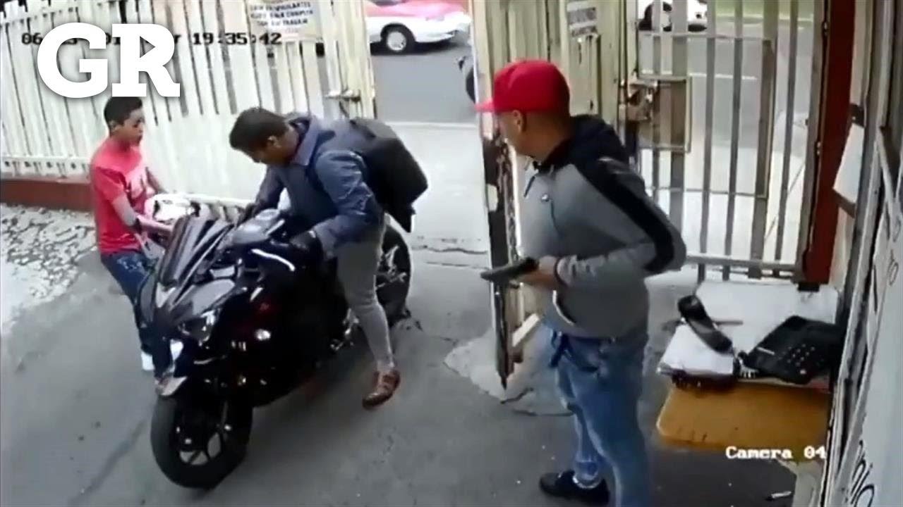 Roban moto a mano armada