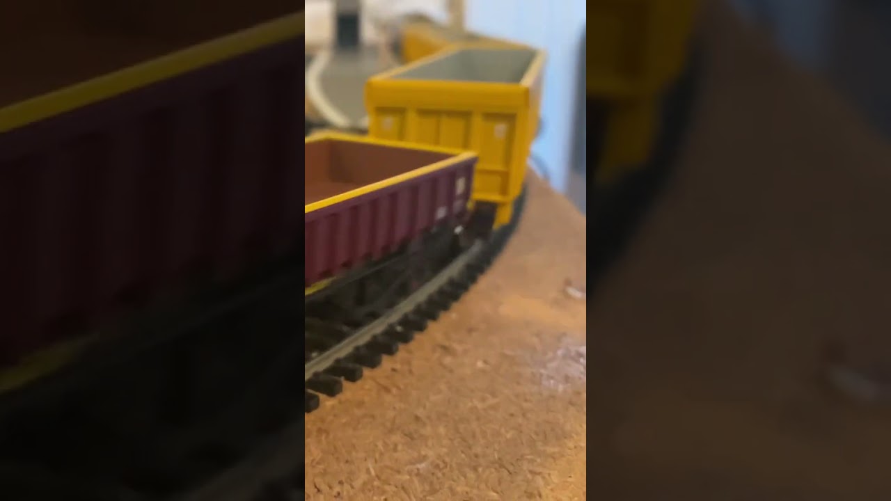 66012 and 66623 on TnT engineering train