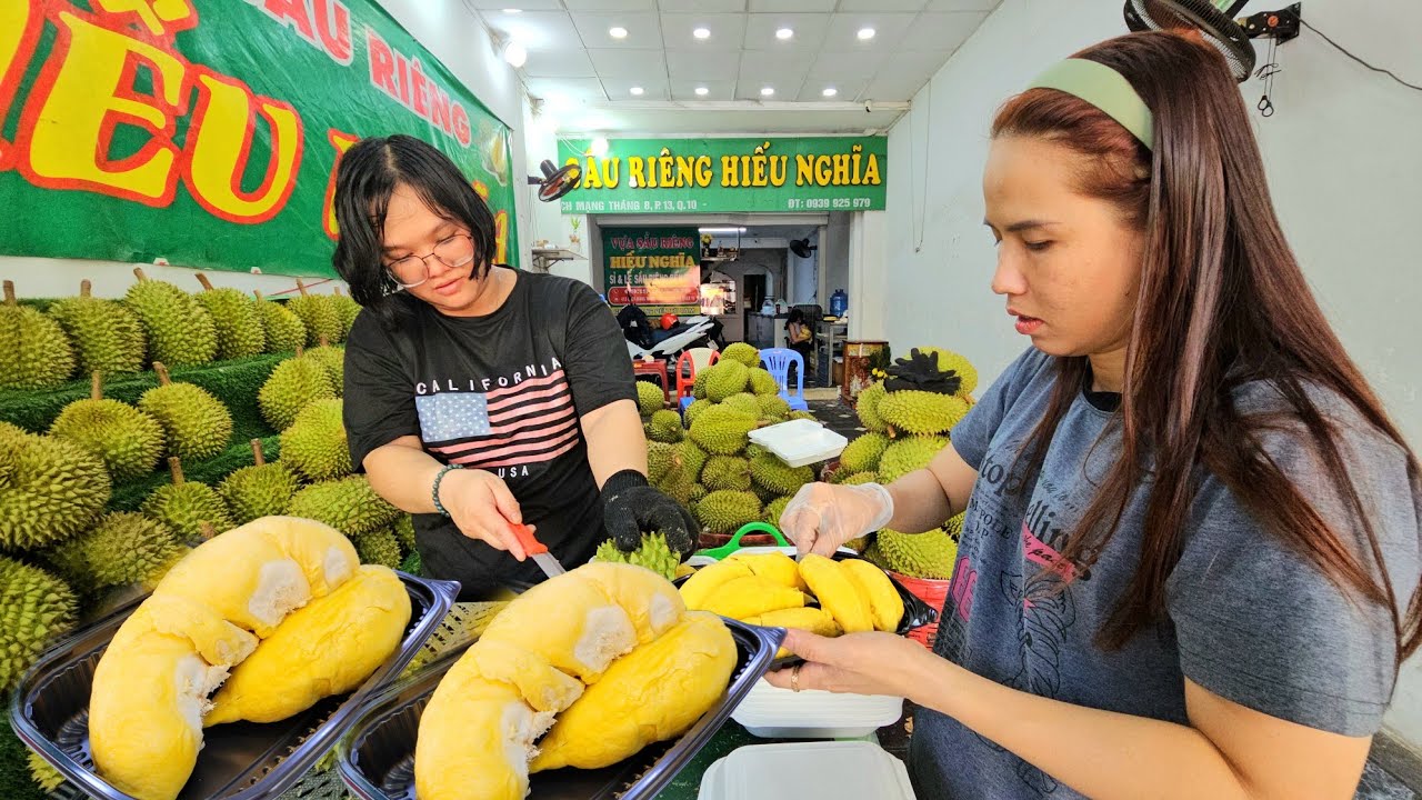 Vỡ trận tanh bành tiếp đoàn khách Việt Kiều ghé mua sầu riêng ăn tại chỗ.