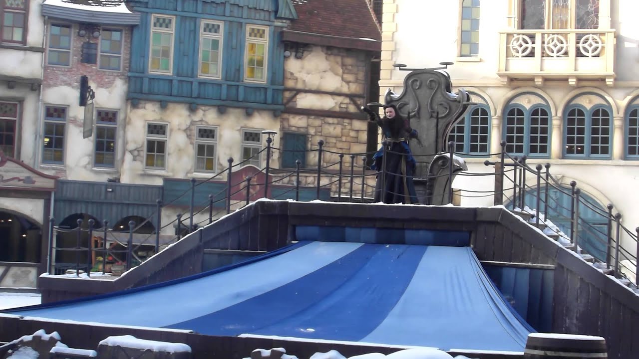 de winter efteling, vogelshow bij Raveleijn met de Raaf en een roofvogel tussen het publiek