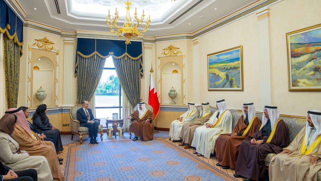سمو ولي العهد رئيس مجلس الوزراء يلتقي سعادة وزير العمل ووزير الشؤون القانونية