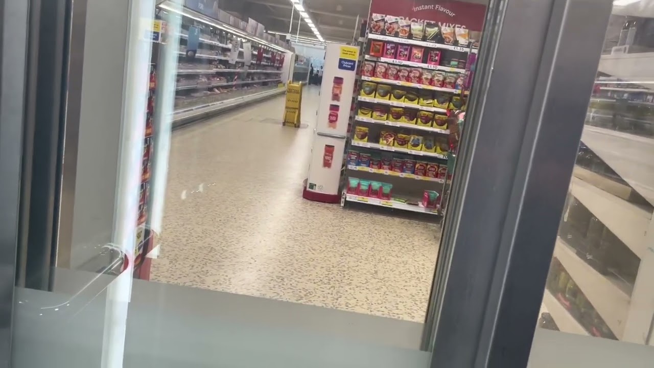 Стеклянный лифт Otis Gen2 в Tesco Extra во Флитсбридже (05.03.2025)