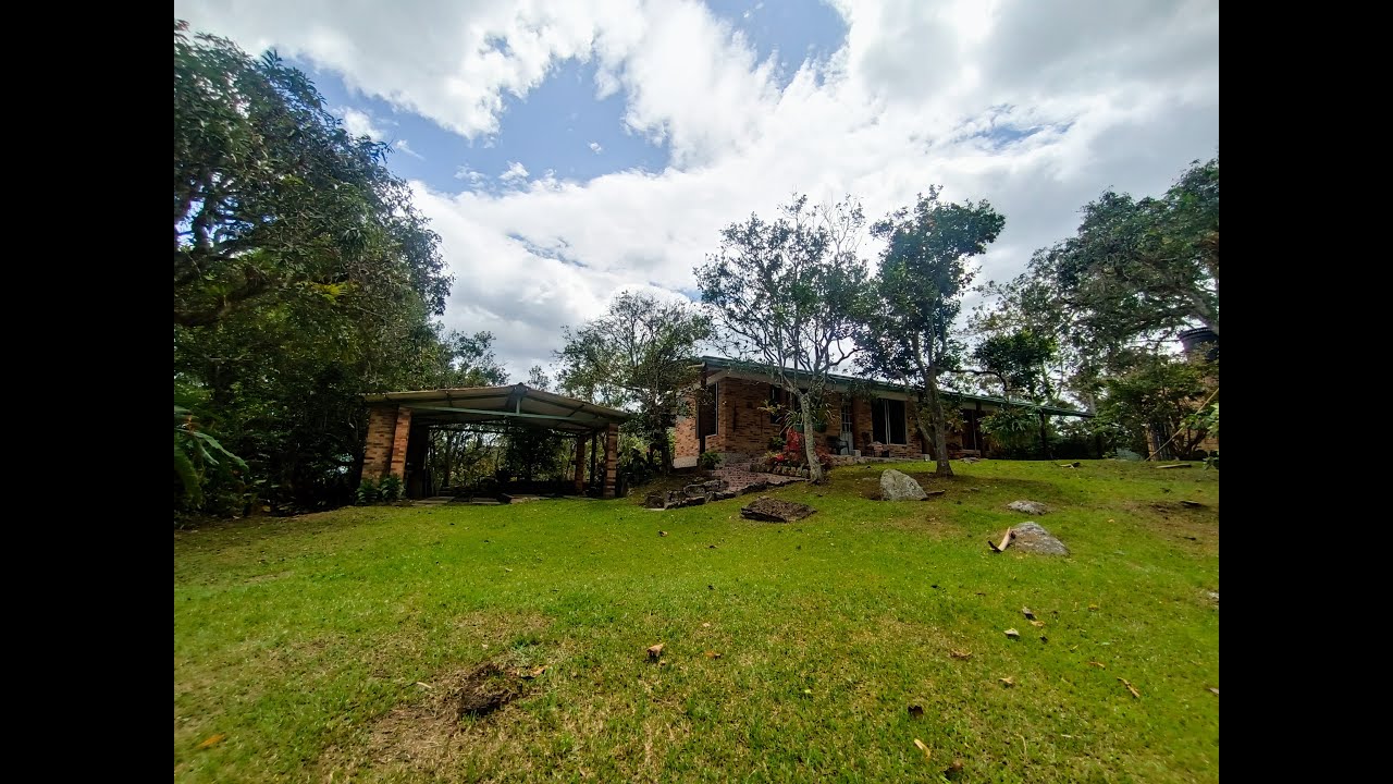 Casa Campestre en Venta. San Francisco -Cundinamarca. Lote 4.200 M2, Área Cons.165 M2. 2 casas.