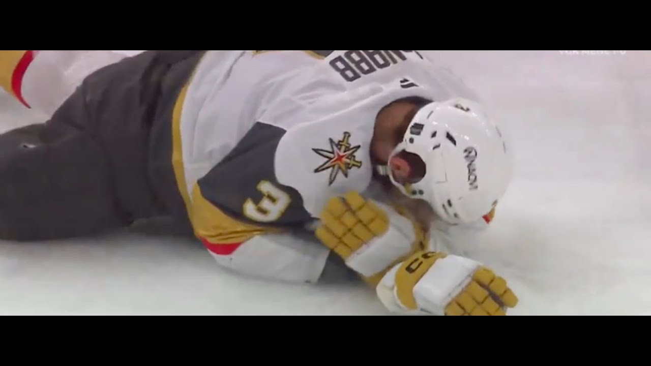 Brayden McNabb retraite directement au vestiaire apr&egrave;s avoir re&ccedil;u une rondelle au visage