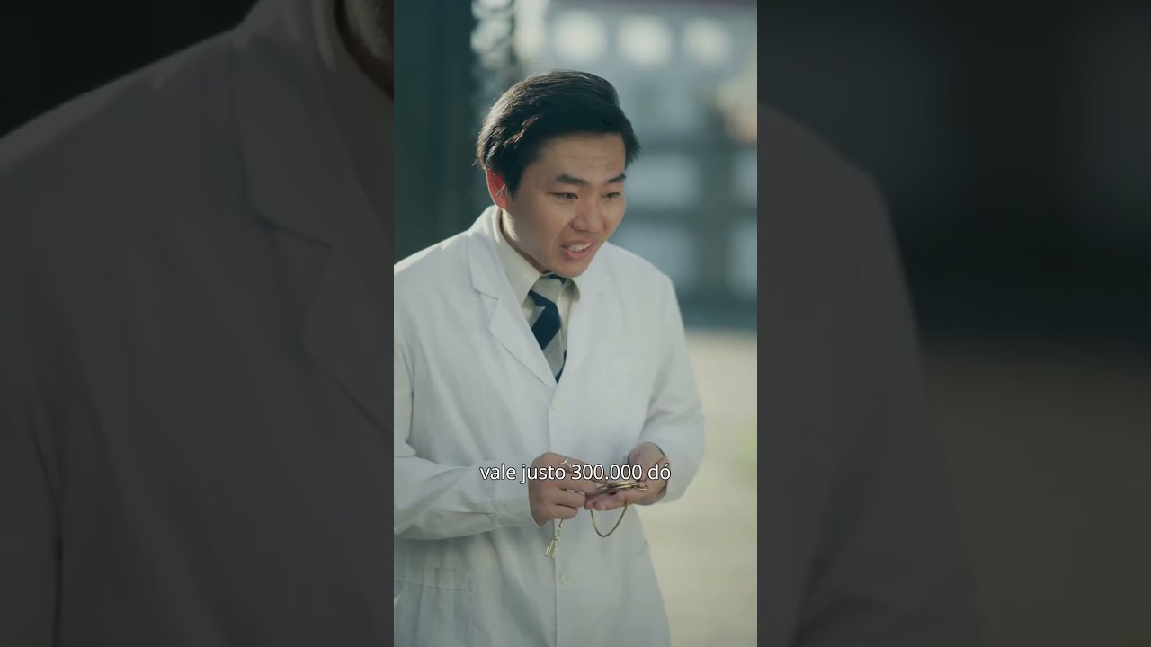 ¡La niña limpia zapatos para comprarle una sopa a su mamá… y un magnate descubre que es su hija!
