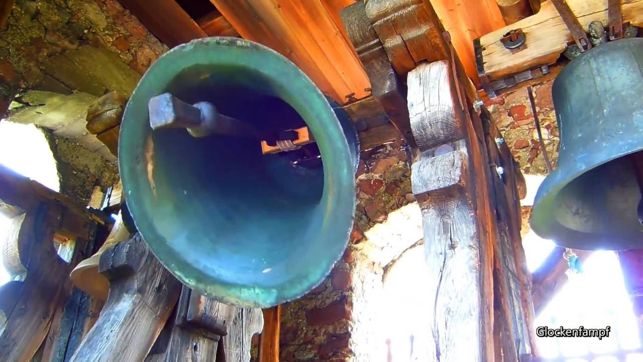 Kundl (Ö- Tirol) Die Glocken der Wallfahrtskirche St.Leonhard auf der Wiese