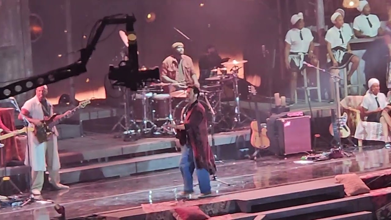 @ChristopheMae Arena Paris Bercy 15 décembre 2023 - Belle demoiselle