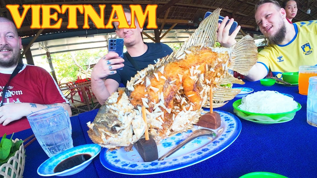Dansker Spiser Kæmpe Fisk fra Mekong Flod i Vietnam