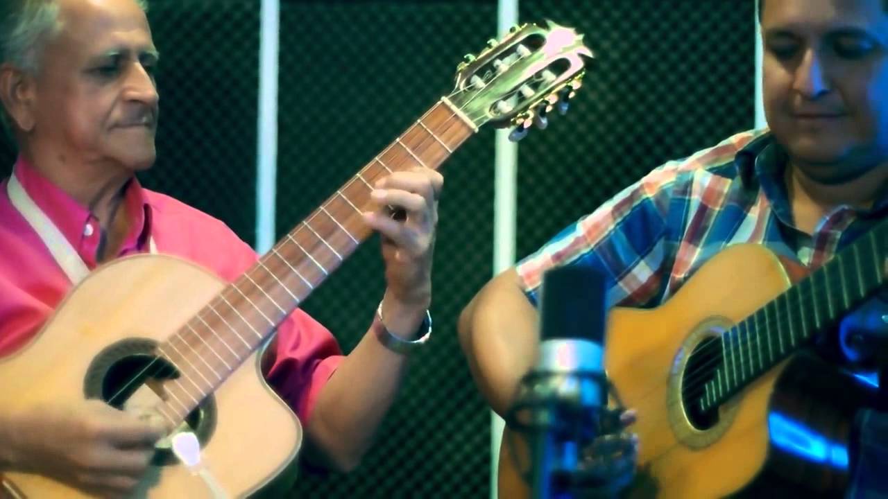 A Punta De Trago -  El Charrito Negro (Video Oficial)