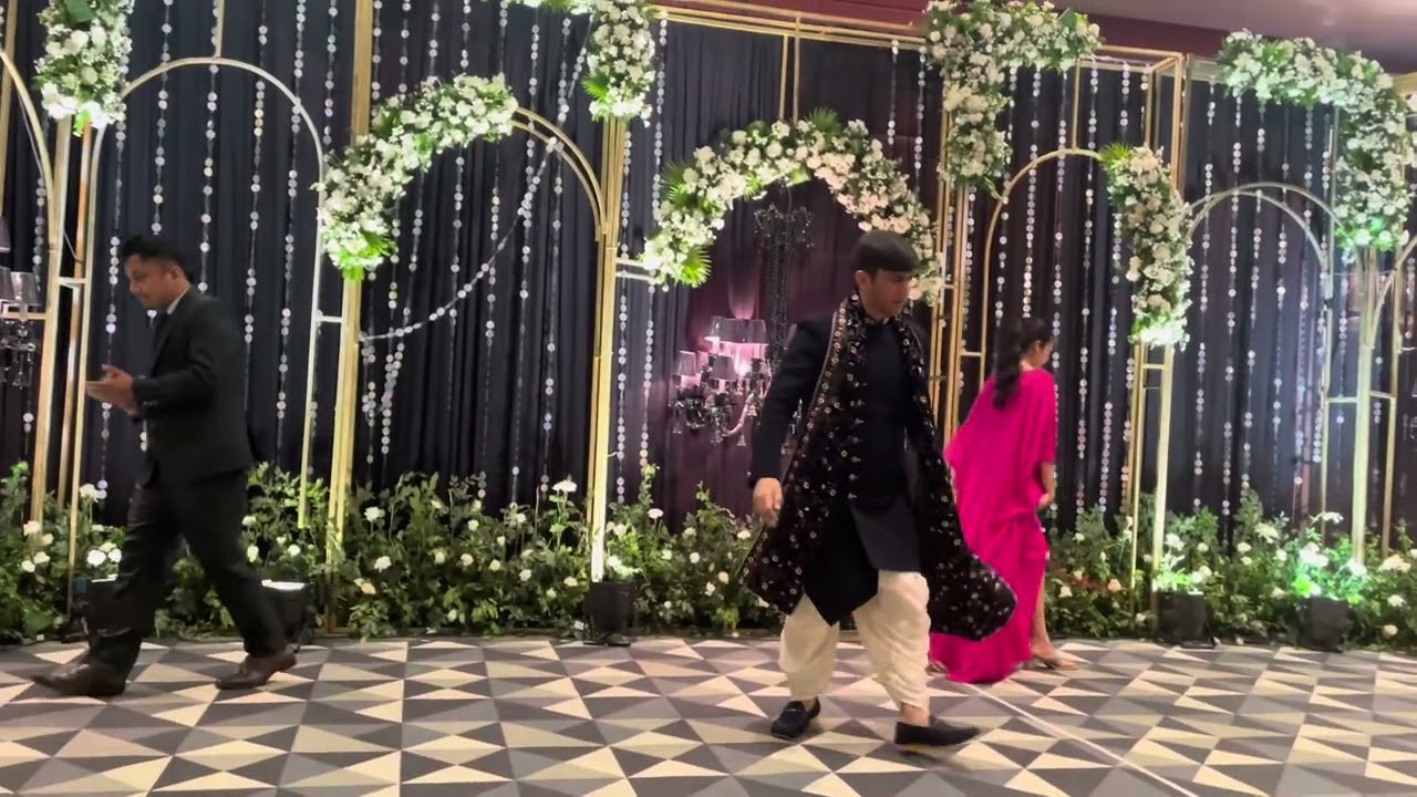 Groom’s brother dancing with cousins#wedding #shahrukh #srk