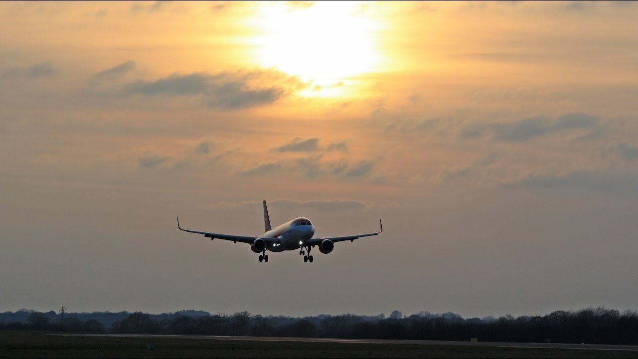 Winter afternoon Planespotting Runway 05R arrivals at Manchester Airport