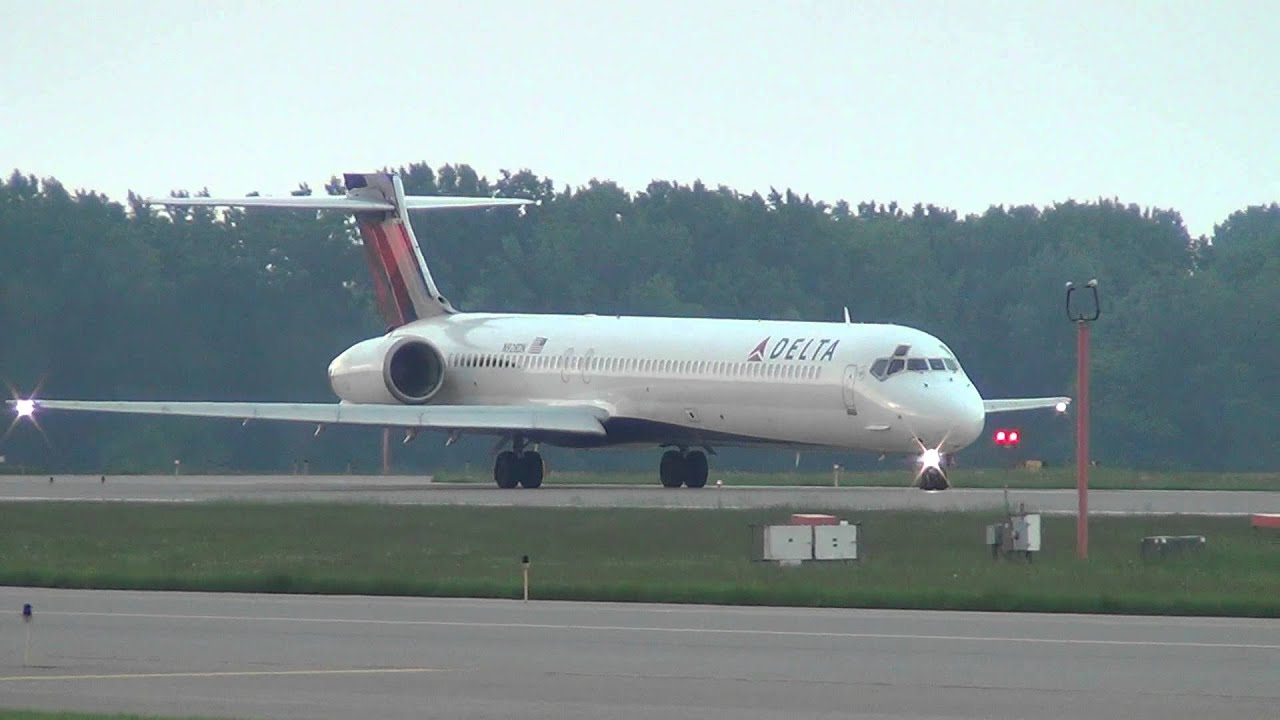 Delta Airlines McDonnell Douglas MD-90-30 Takeoff 17 | N928DN | Minneapolis