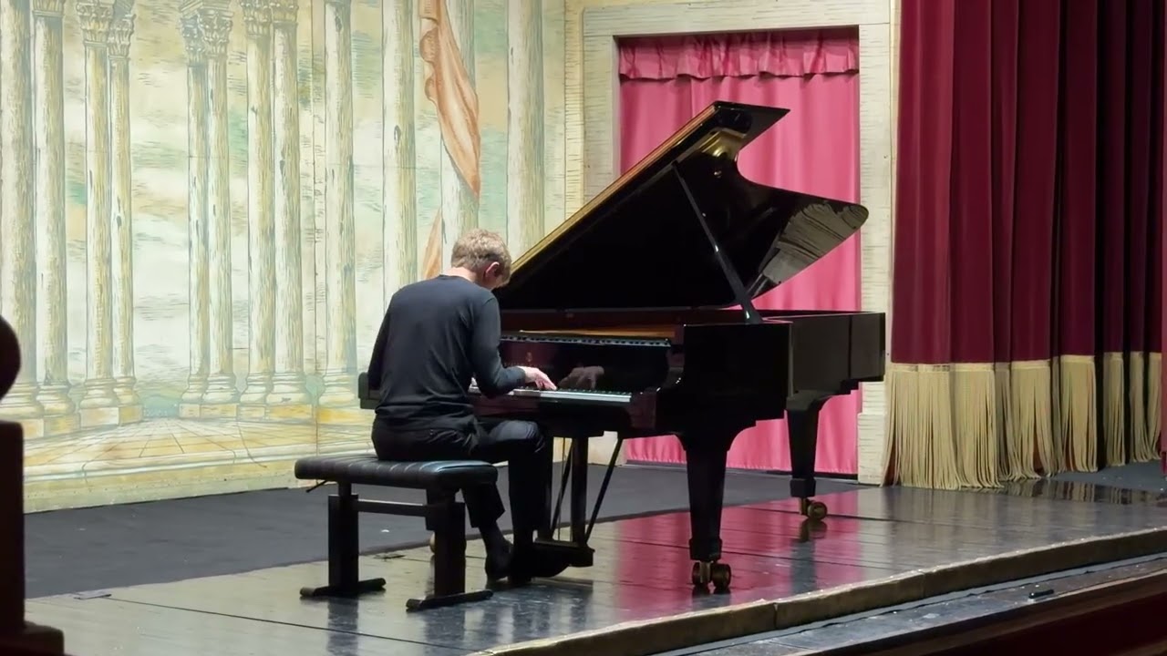A. Ginastera: Danzas argentinas, Op. 2, N2 - Yan Lisiecki